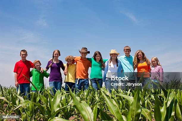 Team Di Lavoro Per Gli Adolescenti E Bambini Del Campo Di Mais Agricoli - Fotografie stock e altre immagini di Adolescente