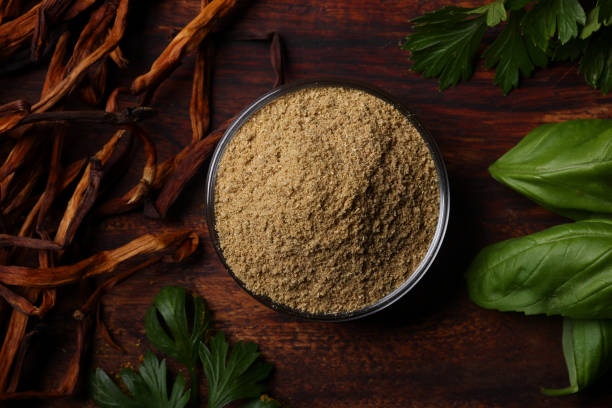 curry delicato in polvere con alghe e basilico - mortar and pestle herb coriander seed cilantro foto e immagini stock