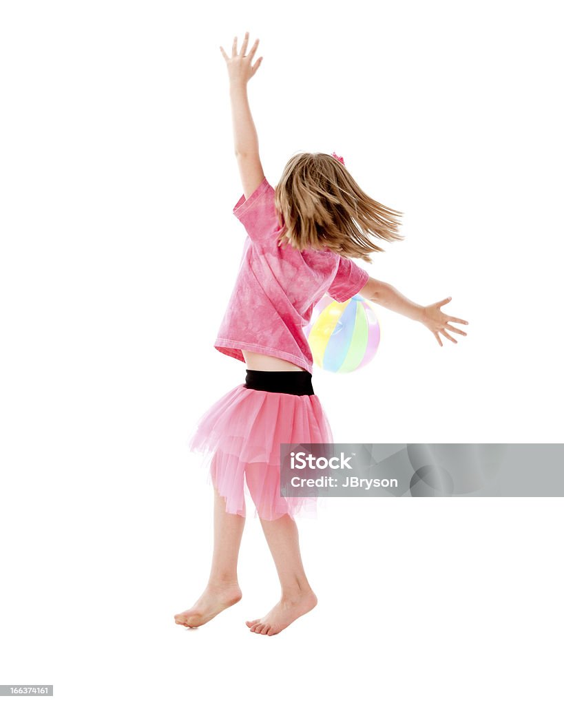 Vraies personnes: Caucasien Petite fille jouant avec un ballon de plage - Photo de Ballon de plage libre de droits
