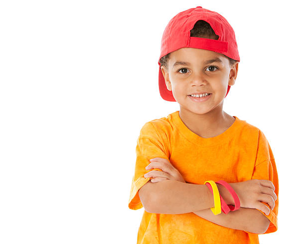 gente: raza mixta little boy gorra de béisbol de hombros - 4 5 años fotografías e imágenes de stock
