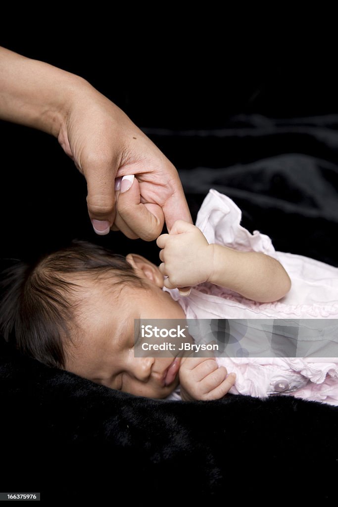 Newborn Baby Grasps madres los dedos - Foto de stock de 0-1 mes libre de derechos