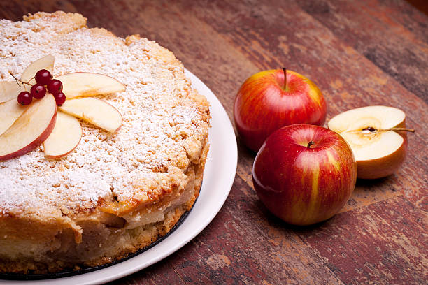 gâteau de pommes aigres - baking food sweet food cake photos et images de collection