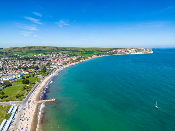 istock Swanage Beach to Ballard Cliff 1663774733