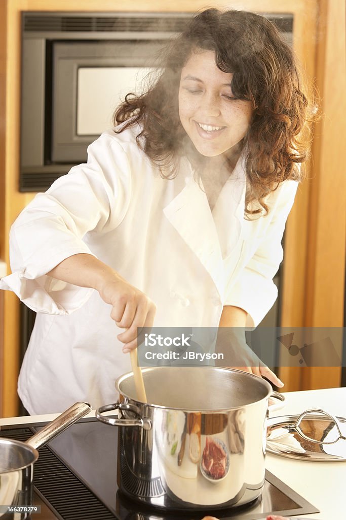 참되다 조식: 혼합됨 리우로 젊은 성인 여성 요리요 젓다 포트 - 로열티 프리 끓음 스톡 사진