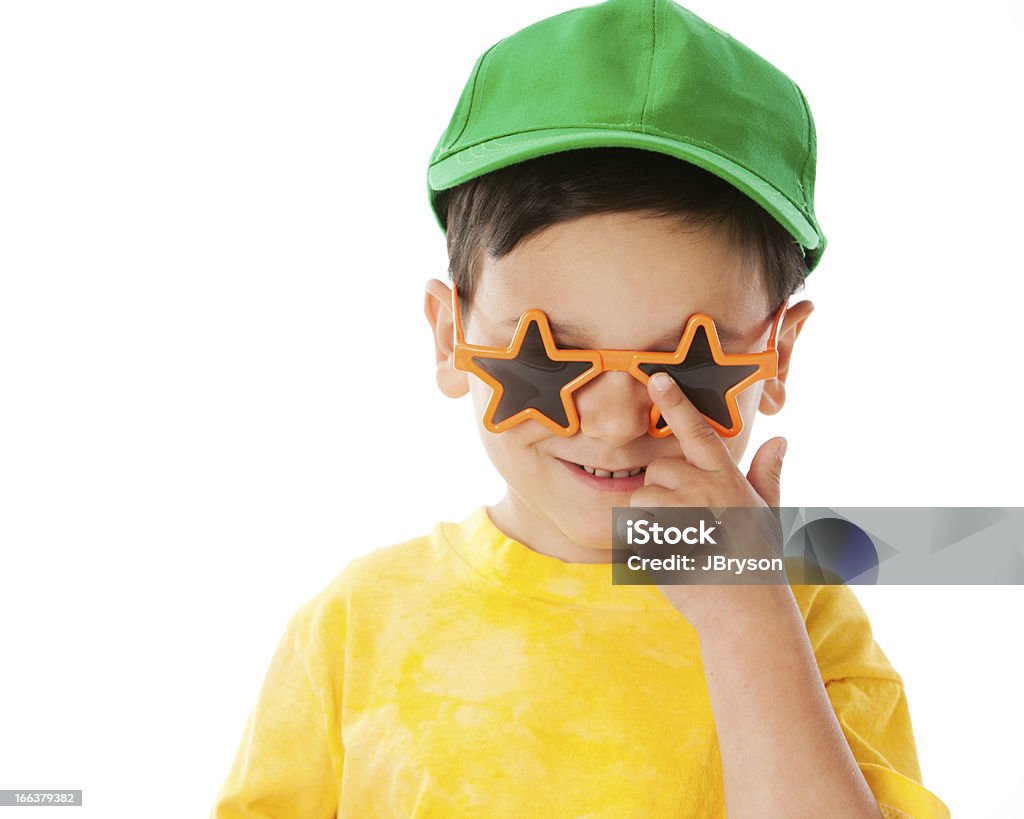 Vraies personnes: Hispanic petit garçon portant casquette de Baseball Silly lunettes de soleil - Photo de Casquette de baseball libre de droits