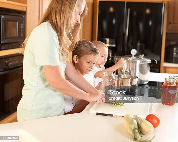 Canning Madre E Figli Conservazione Di Frutta E Verdura Fatta - Fotografie stock e altre immagini di 2-3 anni