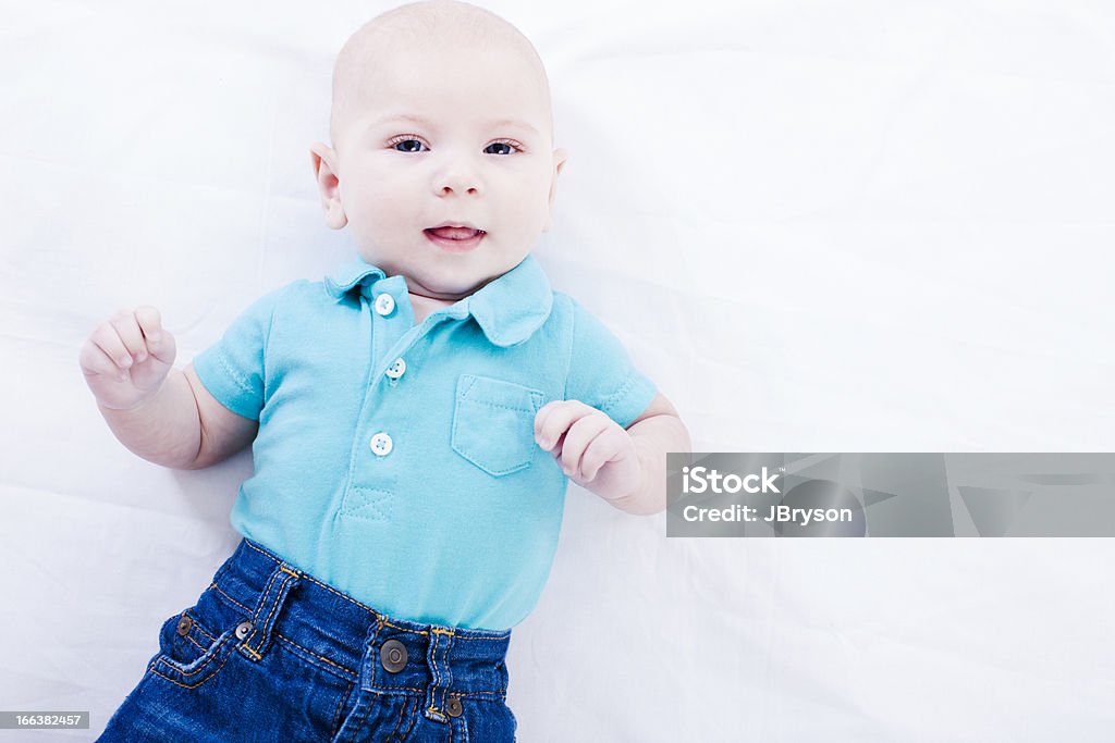 Real bebês: Caucasiana pouco menino bebê careca de olhos azuis - Foto de stock de 2-5 meses royalty-free