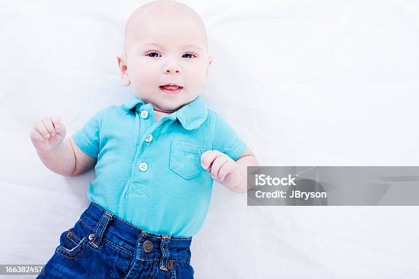 Foto de Real Bebês Caucasiana Pouco Menino Bebê Careca De Olhos Azuis e mais fotos de stock de 2-5 meses