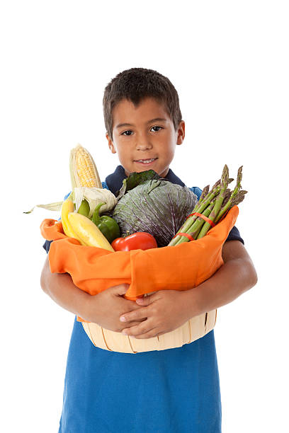 건강한 식사: 히스패닉계 소년만 쥠 바스켓 야채면 상반신 - child vegetable squash corn 뉴스 사진 이미지