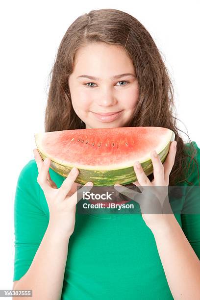 Alimentazione Sana Caucasica Ragazza Adolescente Holding Frutta Anguria Testa Spalle - Fotografie stock e altre immagini di 12-13 anni