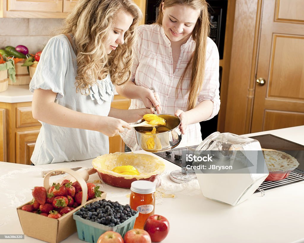 Backen: Europäischer Abstammung Teenager-Mädchen mit Freunden bei hausgemachten Fruchtiges Dessert - Lizenzfrei Backen Stock-Foto