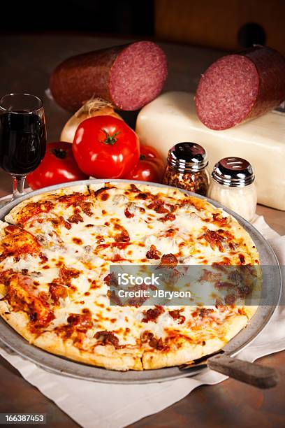Еда И Напитки 1 Все Мясо Пицца С Красным Вином — стоковые фотографии и другие картинки Алкоголь - напиток - Алкоголь - напиток, Бар - питейное заведение, Без людей