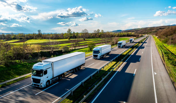 camions blancs avec conteneurs sur autoroute - camion photos et images de collection