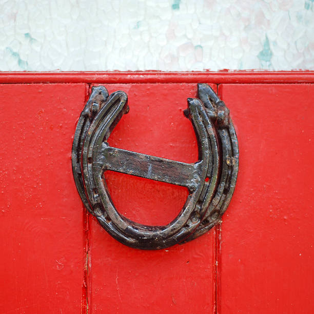 fortunato a ferro di cavallo rosso dipinto porta di cottage tradizionali irlandesi - republic of ireland irish culture cottage door foto e immagini stock