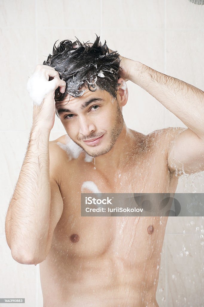 Bel homme dans la douche - Photo de Douche libre de droits