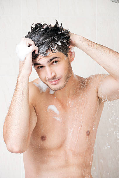 bel homme dans la douche - shower portrait male beauty chest photos et images de collection