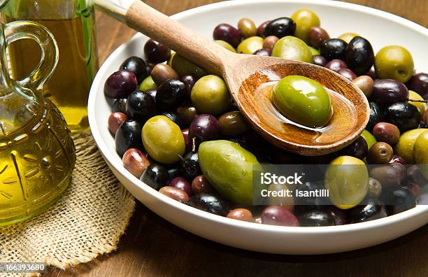 Olive Olivenöl Stockfoto und mehr Bilder von Ast - Pflanzenbestandteil - Ast - Pflanzenbestandteil, Blatt - Pflanzenbestandteile, Einzelner Gegenstand