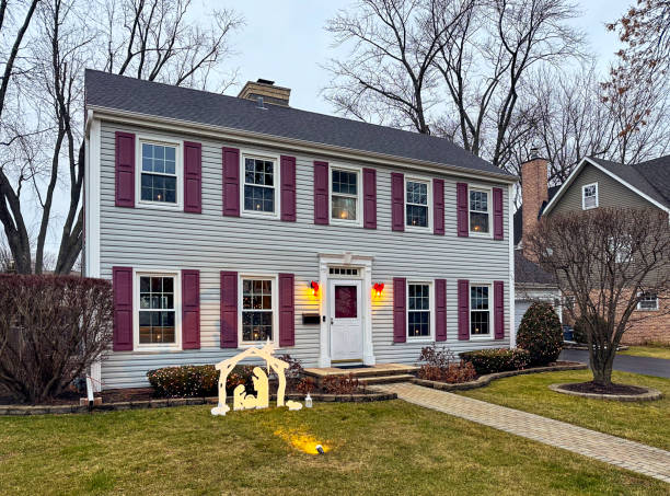 istock Saltbox Colonial House at Christmas 1663937103