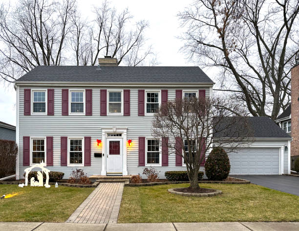 istock Saltbox Colonial House at Christmas 1663937667