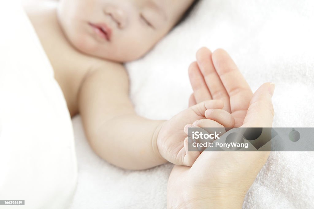Petit bébé avec la mère main - Photo de Bébé libre de droits