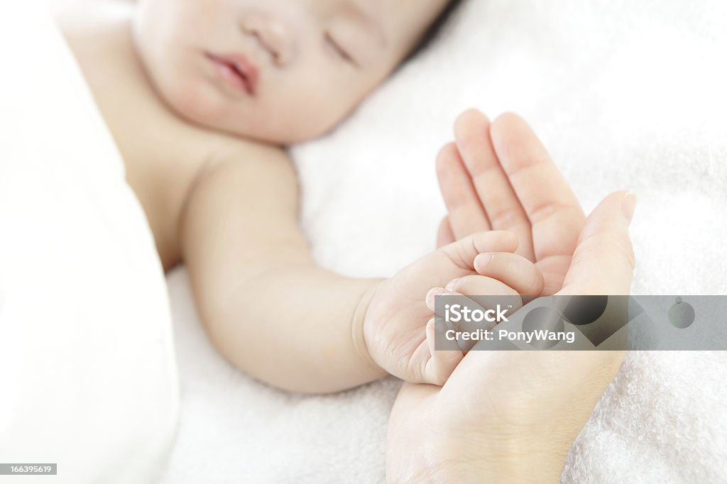 Piccolo bambino con la madre a mano - Foto stock royalty-free di Bebé