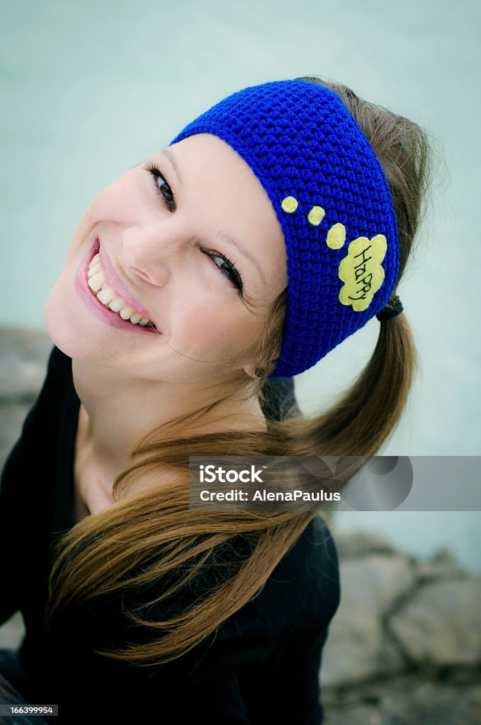 Um lindo sorridente feliz Brunette com lã de Banda - Royalty-free Rabo-de-cavalo de lado Foto de stock