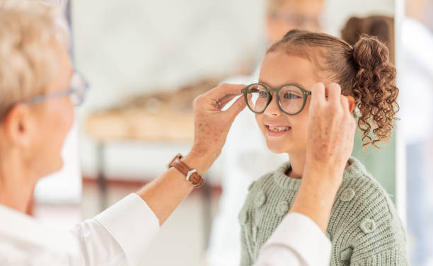 visão, óculos oftalmológicos e criança com optometrista para consulta oftalmológica, auxílio ou apoio com visão. serviço de saúde, verificação óptica e consultoria especializada paciente jovem no exame oftalmológico - eyesight senior adult care support - fotografias e filmes do acervo