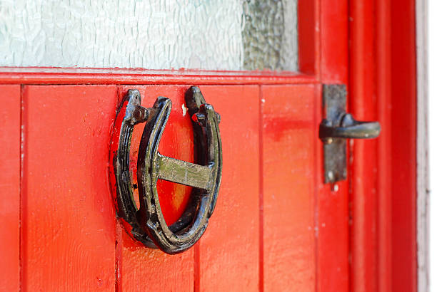 fortunato a ferro di cavallo rosso dipinto porta di cottage tradizionali irlandesi - republic of ireland irish culture cottage door foto e immagini stock