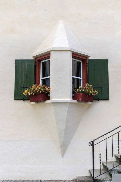 estilo típico de janelas de casa tradicional em forma de triângulo - graubunden canton fotos - fotografias e filmes do acervo