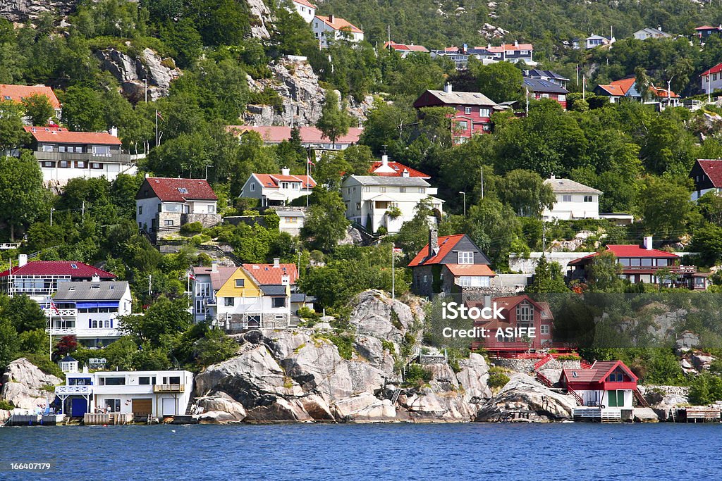 Case e capanne sulla riva di Bergen fiordo. - Foto stock royalty-free di Acqua