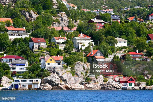 Case E Capanne Sulla Riva Di Bergen Fiordo - Fotografie stock e altre immagini di Acqua - Acqua, Albero, Ambientazione esterna