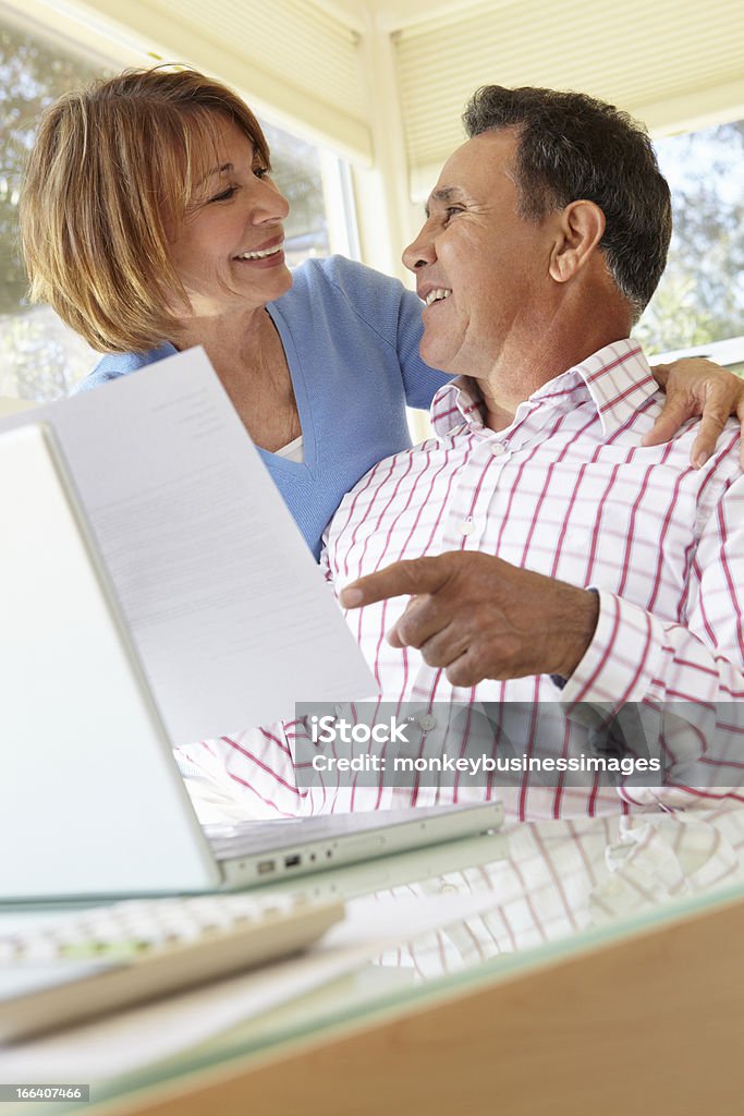 Senior Couple hispanique travaillant dans le bureau à domicile - Photo de Tous types de couple libre de droits