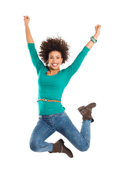 mujer saltos de alegría - dar brincos fotografías e imágenes de stock
