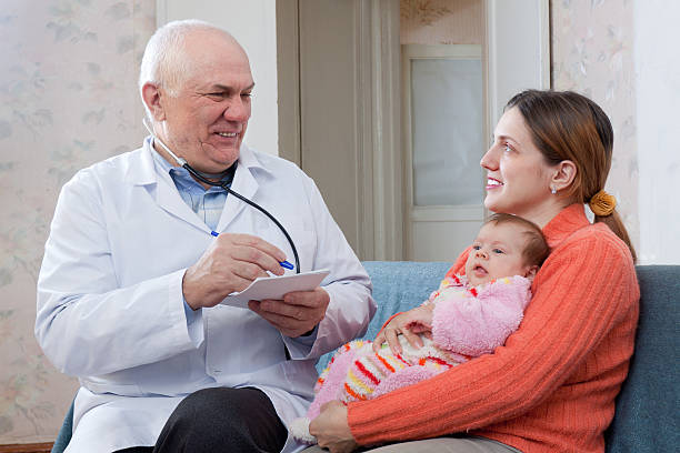 médico examinar recém- nascidos - cheerful doctor prescribes professional occupation imagens e fotografias de stock