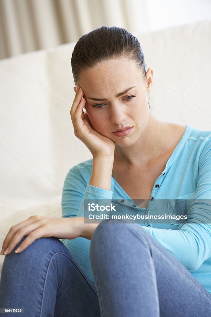 Porträt von Ein deprimierter Junge Frau zu Hause fühlen - Lizenzfrei Besorgt Stock-Foto