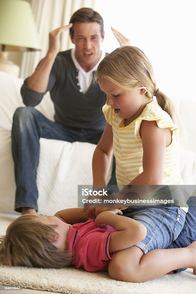 Kinder kämpfen vor Vater wie zu Hause fühlen. - Lizenzfrei Trotzanfall Stock-Foto