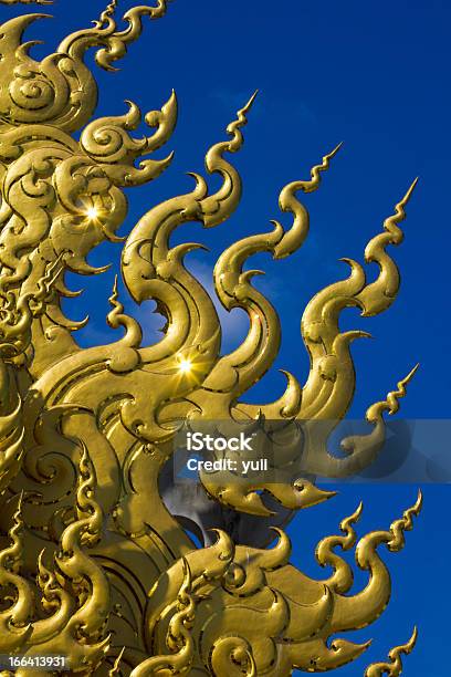 Golden Escultura At Wat Rong Khun Tailandia Foto de stock y más banco de imágenes de Arquitectura - Arquitectura, Arte, Arte y artesanía