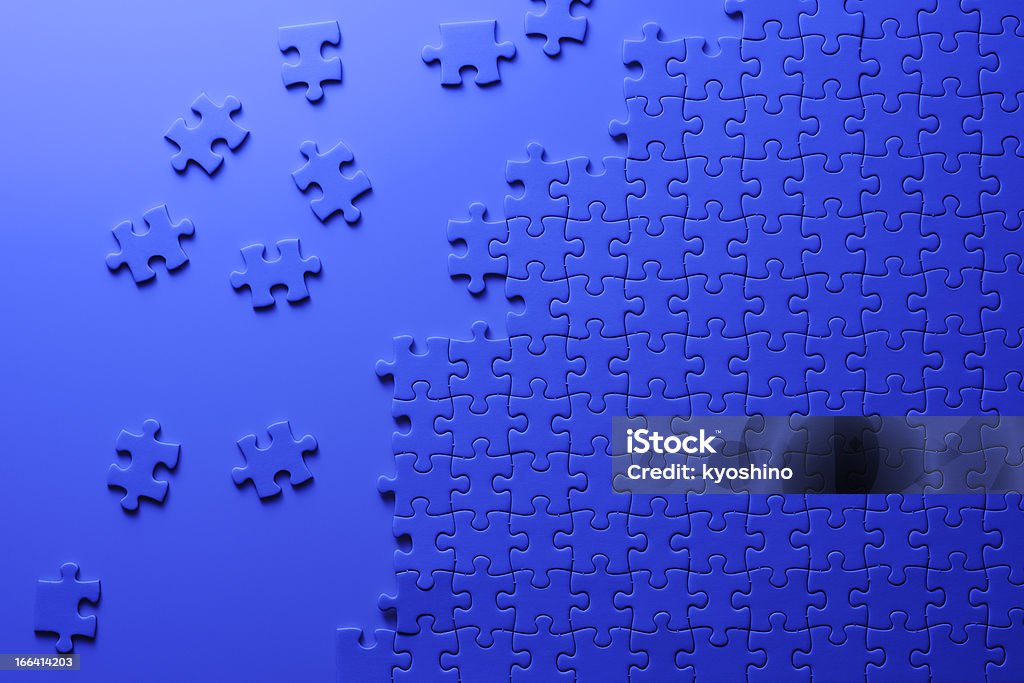 blue puzzle sur fond bleu avec espace pour copie - Photo de Fond libre de droits