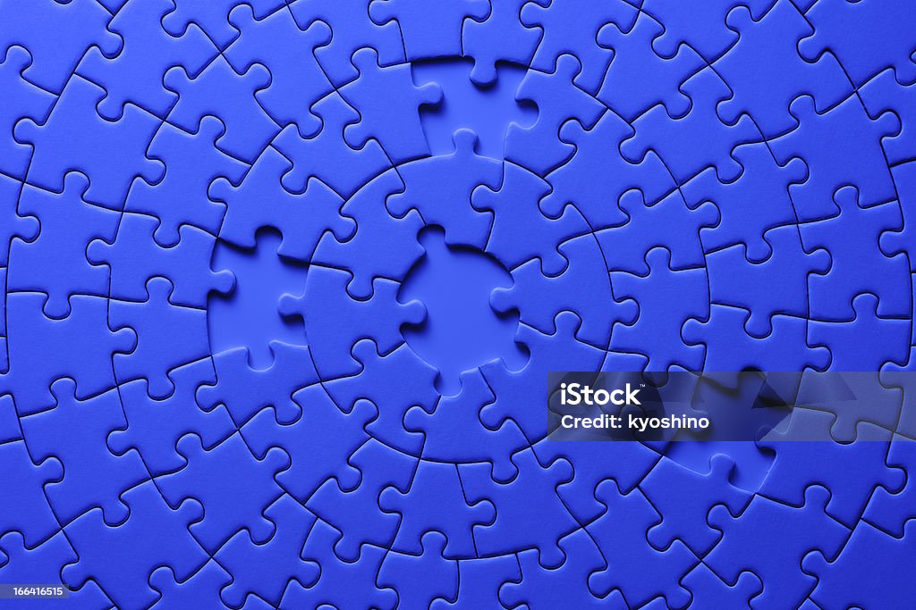空の青に欠けているピースのジグソーパズル背景に青色の背景 - おもちゃのロイヤリティフリーストックフォト