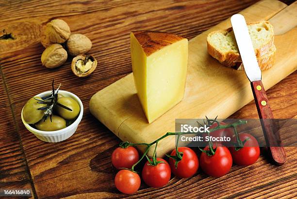 イタリアのペコリーノチーズのキャパネレトスカーノ羊典型的なトスカーナの - おやつのストックフォトや画像を多数ご用意 - おやつ, まな板, アウトフォーカス