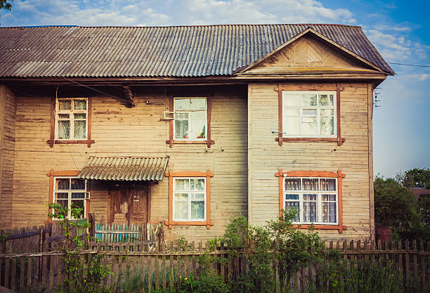 istock Old Wood House 166416993