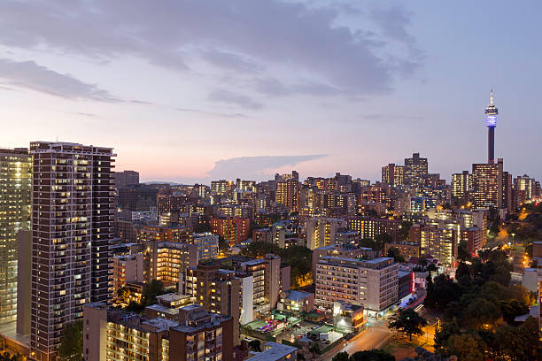 blick auf die skyline von johannesburg, südafrika - johannesburg night skyline dusk stock-fotos und bilder