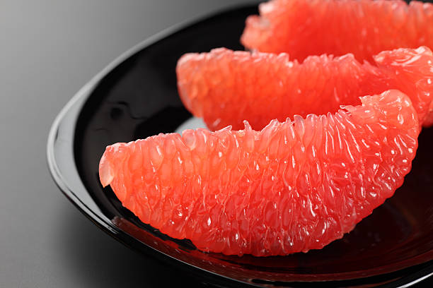 rodajas de pomelo frescas - pomelo fotografías e imágenes de stock