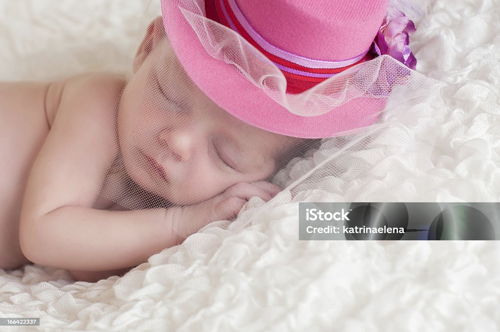 신생아를 진찰해야 여자아이 소년은 펀시 핑크 모자 - 로열티 프리 아기 스톡 사진