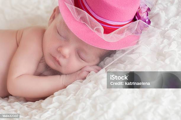 Bebê Recémnascido Menina Vestindo Um Bonito Chapéu Corderosa - Fotografias de stock e mais imagens de Bebé