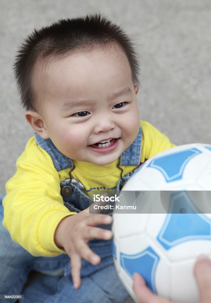 Felice ragazzino giocare a calcio - Foto stock royalty-free di Bebé