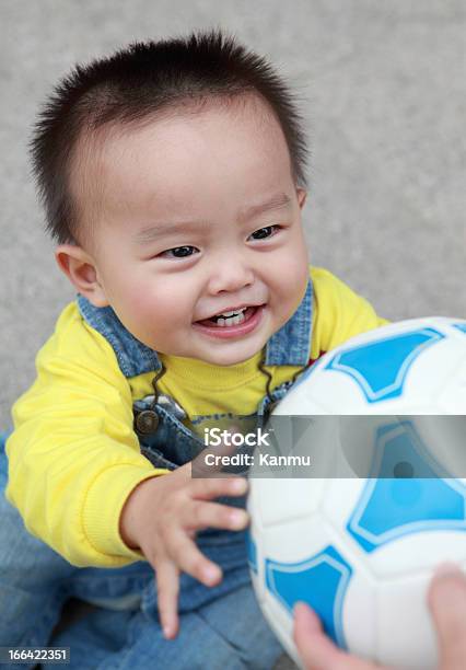 Felice Ragazzino Giocare A Calcio - Fotografie stock e altre immagini di Bebé - Bebé, Palla sportiva, 12-23 mesi