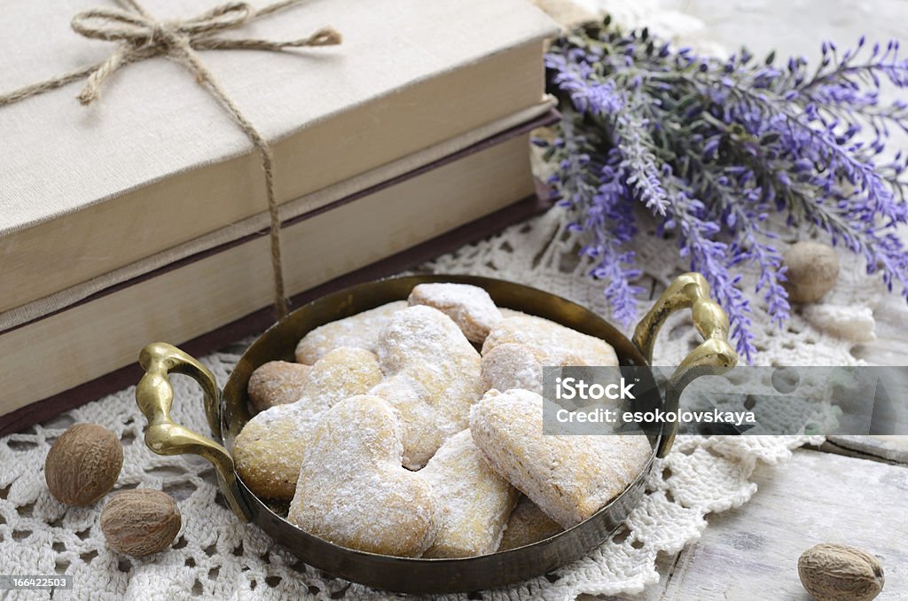 Coração em forma de cookies em vintage bandeja s'estilo francês - Foto de stock de Biscoito royalty-free