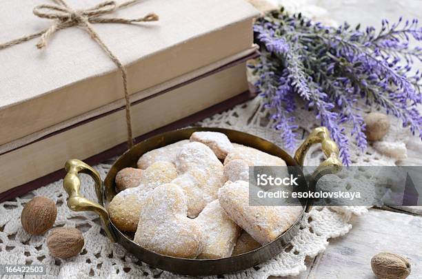 Foto de Coração Em Forma De Cookies Em Vintage Bandeja Sestilo Francês e mais fotos de stock de Biscoito