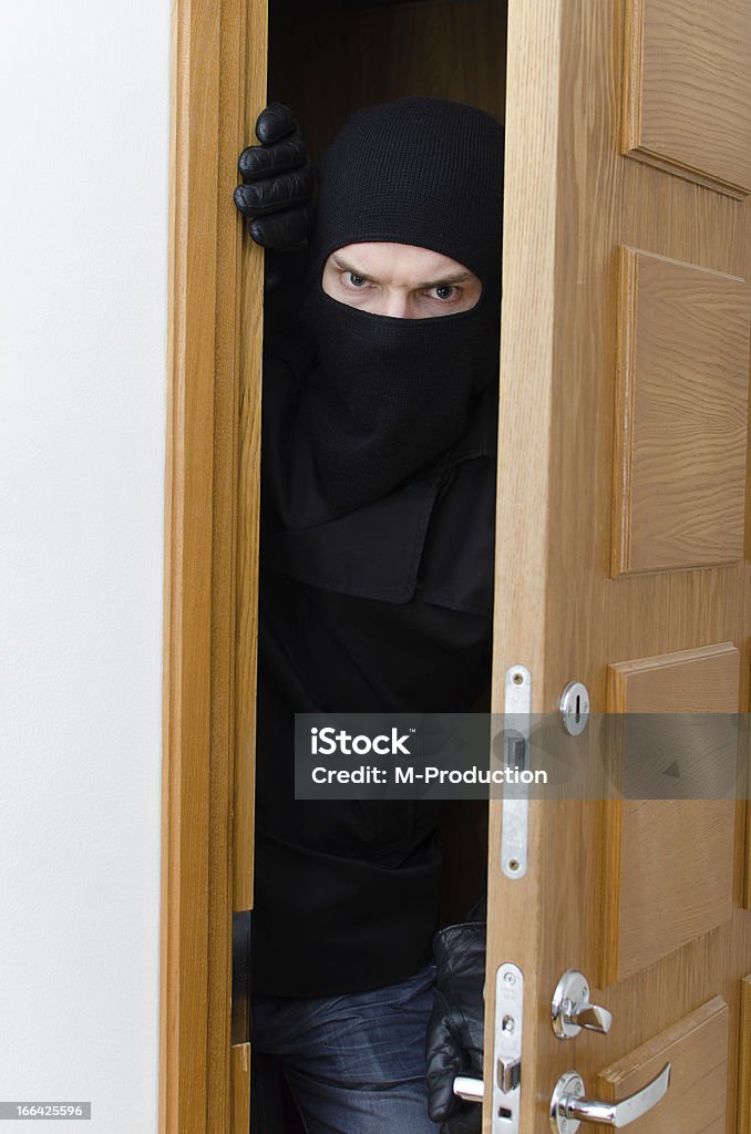 Macho ladrón de casas en máscara de ruptura en la Asamblea - Foto de stock de Adulto libre de derechos